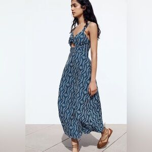 NWT Zara Blue & White MIDI DRESS WITH RUBBERIZED CUTWORK EMBROIDERY
Size Medium